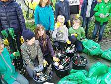 Kinder sammeln Müll für "Bremen räumt auf"