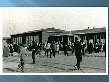 Foto des Schulgebäudes aus den 50er Jahren 