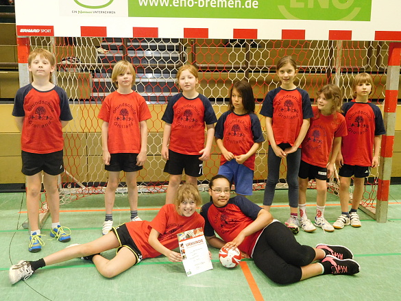 Kinder gruppieren sich für Siegerfoto im Tor.