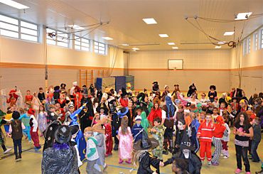 Bild der Faschingsfeier in der Turnhalle