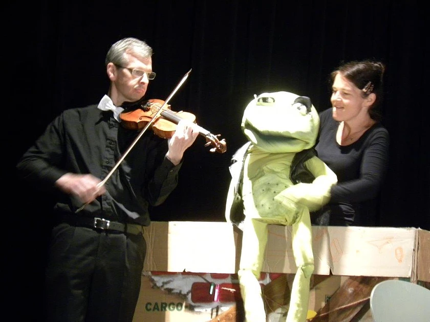 Bild mit Streicher und Puppenspielerin des Frosches