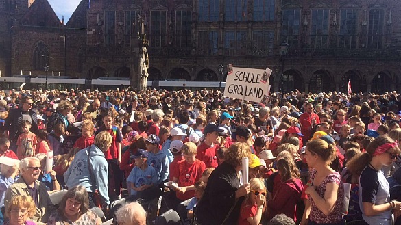 Schüler auf dem Marktplatz