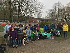 Die 3a und 3b beim Müll sammeln