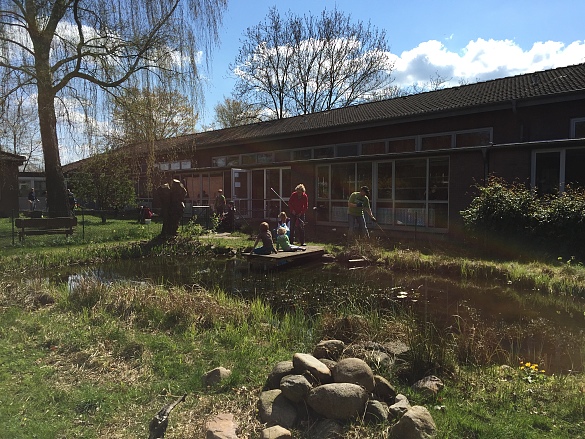 Bild des Eingangsbereichs der Grundschule Grolland