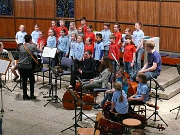 Der Chor eröffnet das Sommerkonzert