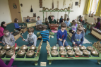 Alle Kinder spielen am indonesisches Gamelanorchester
