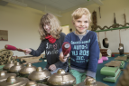 Alle Kinder spielen am indonesisches Gamelanorchester