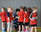 Kinder nehmen am Spielfest teil