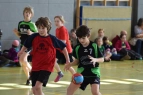 Kinder spielen Handball
