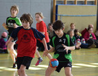 Kinder spielen Handball