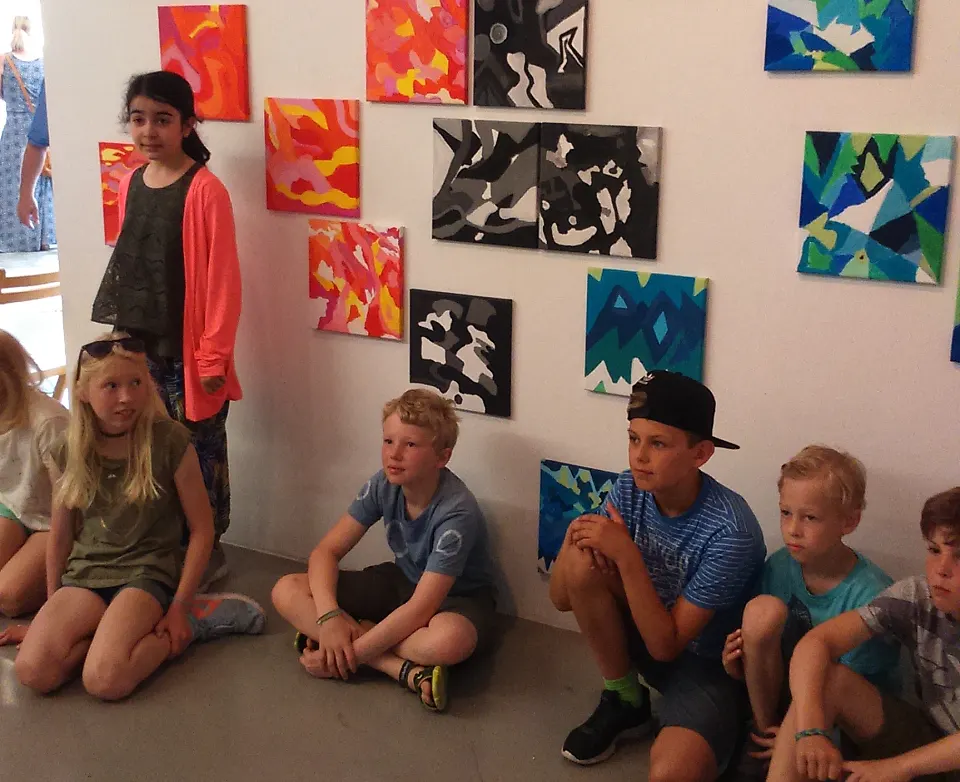 Die Sch&uuml;lerinnen und Sch&uuml;ler pr&auml;sentieren ihre Arbeiten.