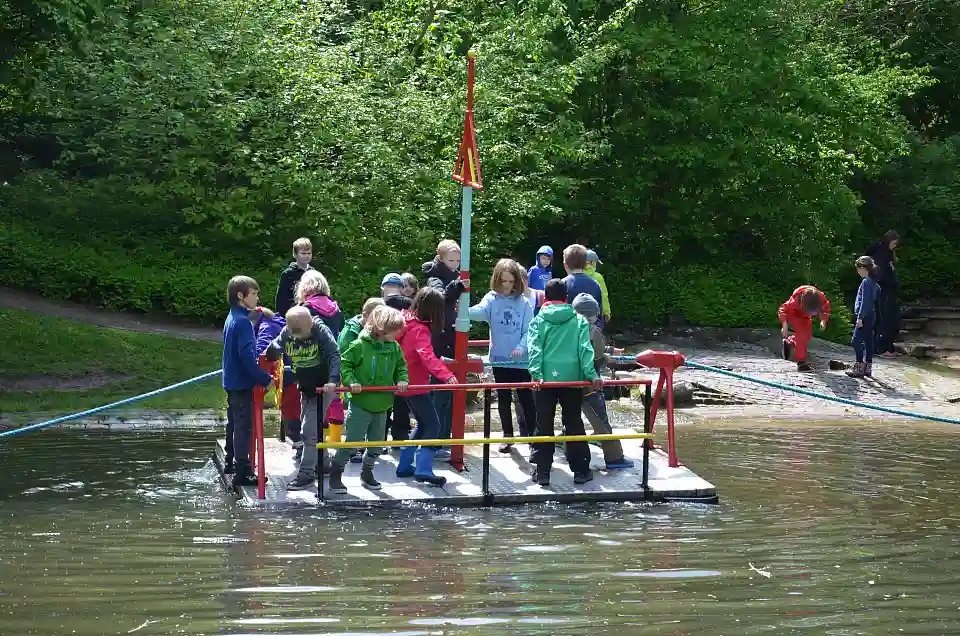 Flo&szlig; fahren in Bremerv&ouml;rde