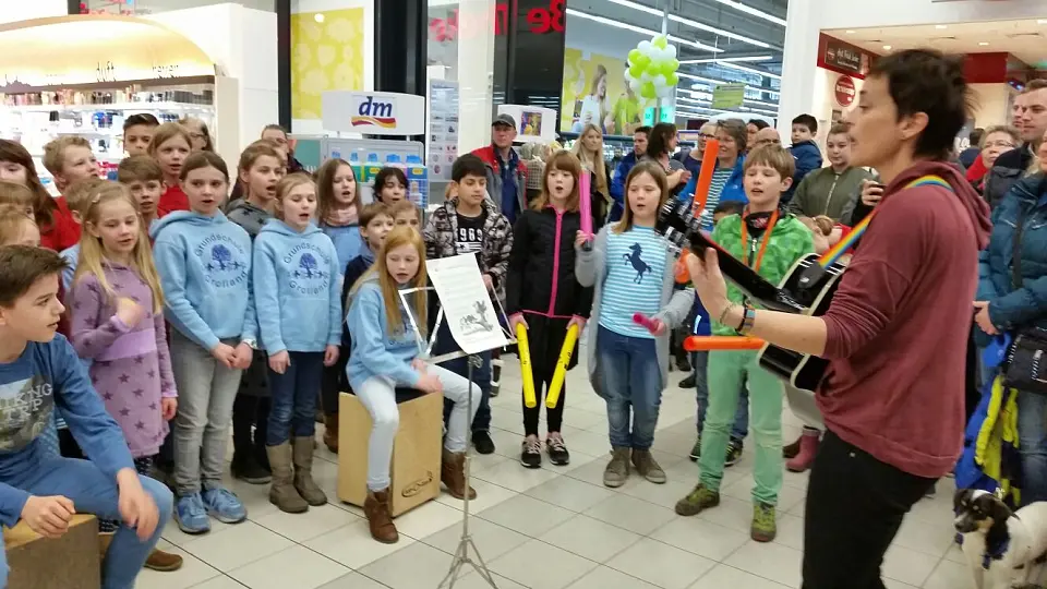 Die Kinder singen vor DM