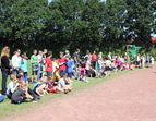 Alle gucken beim traditionellen Staffellauf zu