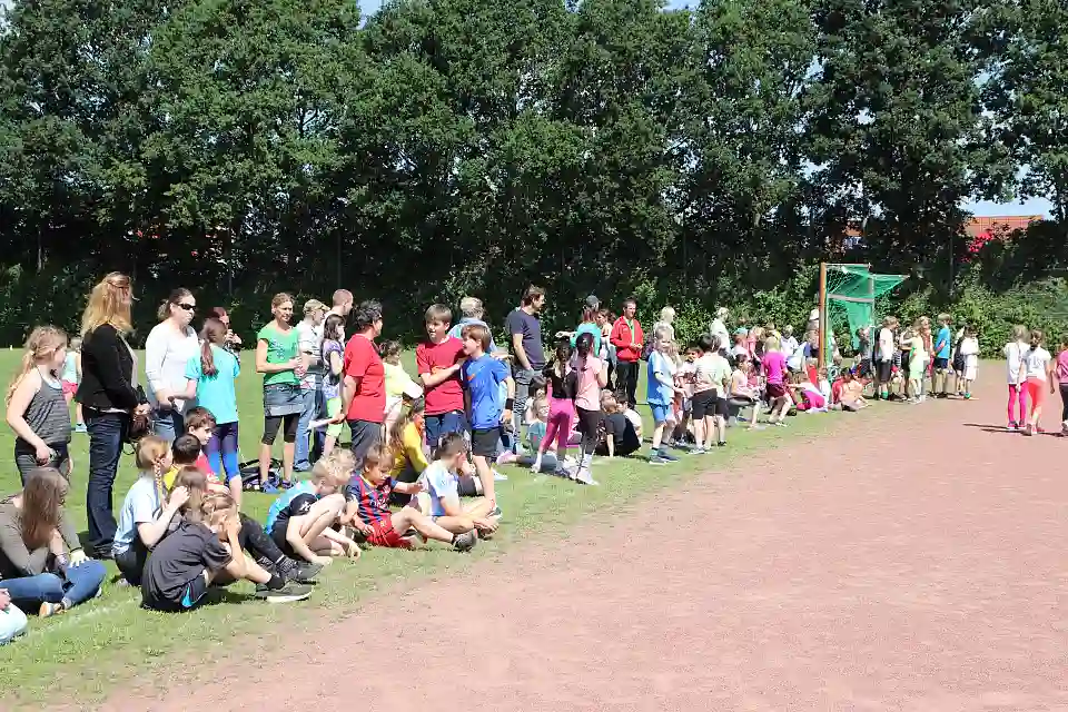 Alle gucken beim traditionellen Staffellauf zu