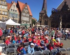 Kinder sind auf dem Marktplatz versammelt