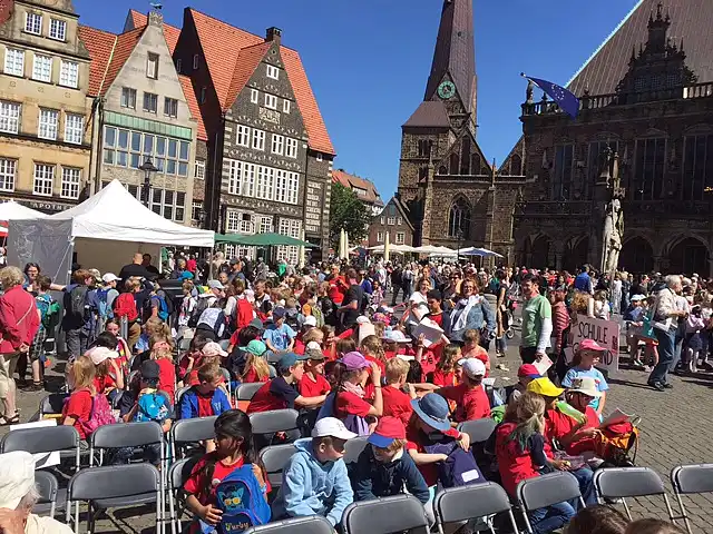Kinder sind auf dem Marktplatz versammelt
