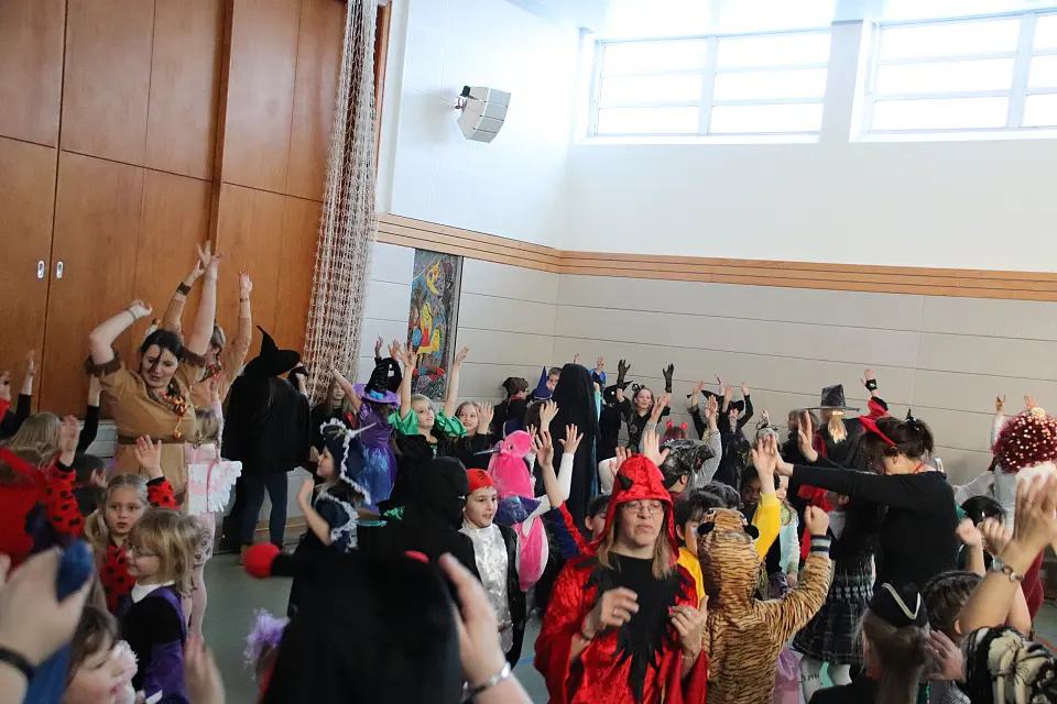 Alle feiern in der Sporthalle