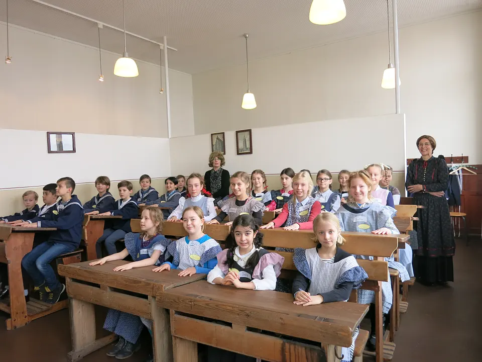 Die Klasse 4b im Schulmuseum