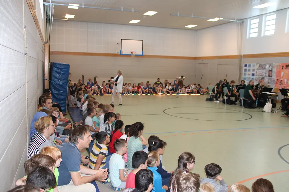 Alle warten gespannt auf die Dinge, die da kommen