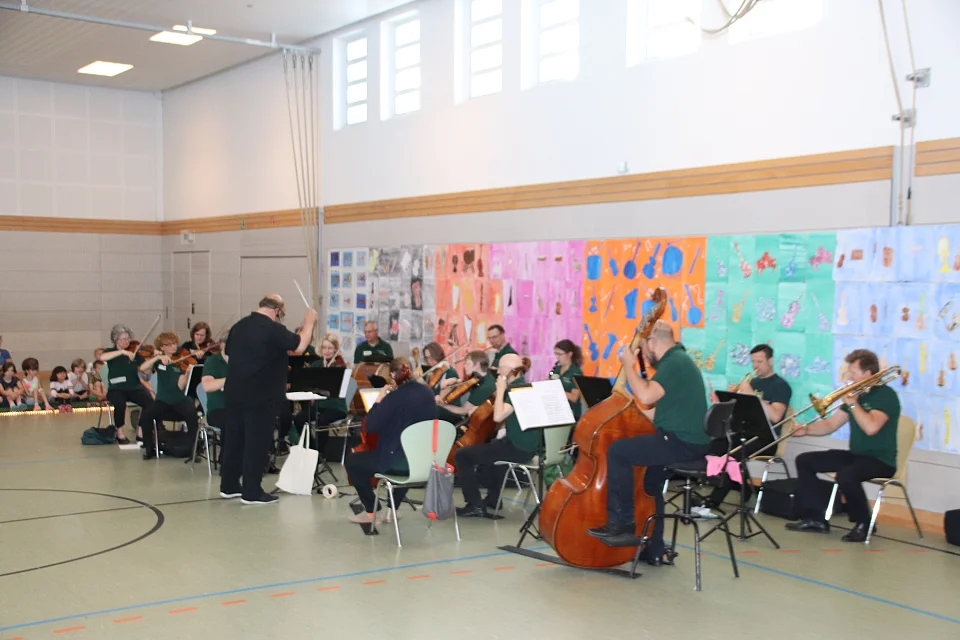 Die Philharmoniker spielen zu Beginn