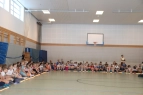 Alle Klassen sind zur Auftaktveranstaltung in der Halle