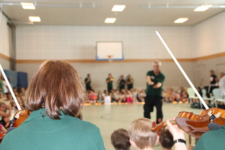 Marko Gartelmann dirigiert das Improorchester