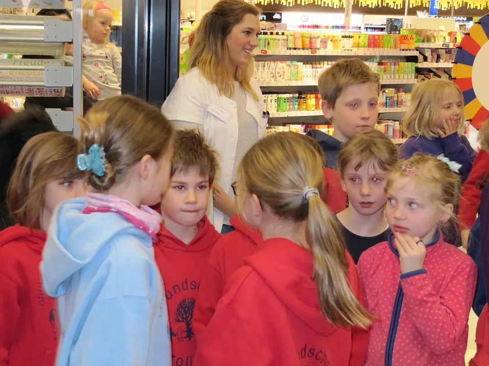 Auch die Filialleiterin ist gespannt