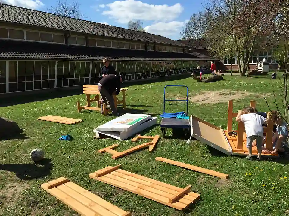 Klasse 1a beim B&auml;nke aufbauen