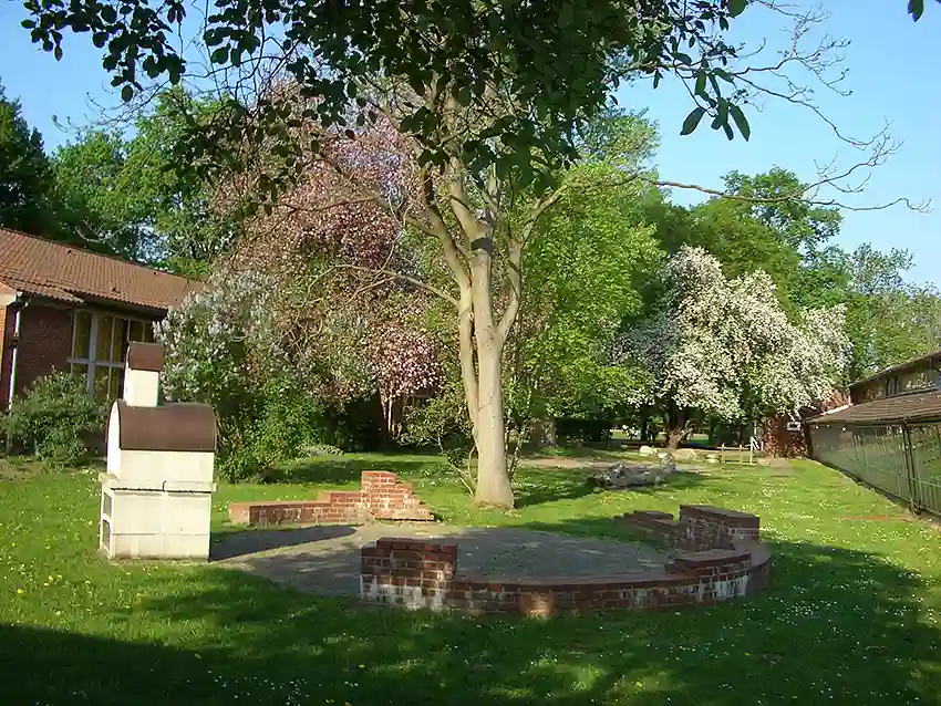 Lehmofen im Innenhof