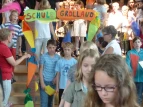 Alle Kinder gehen durchs Schultor