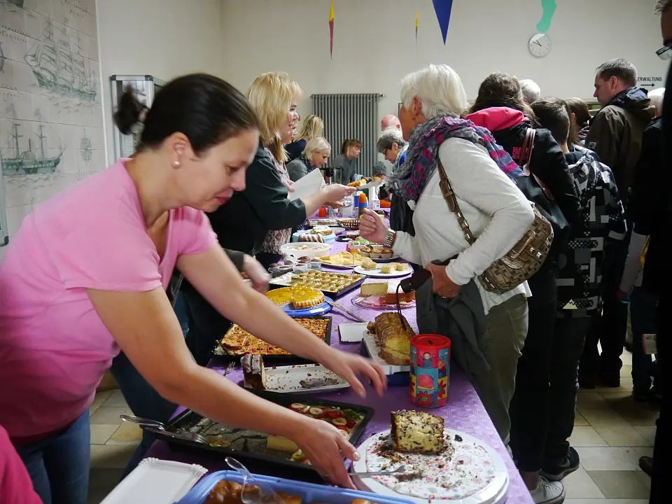 Die Eltern der 2. Klassen und der Schulverien k&uuml;mmern sich um das Wohlbefinden