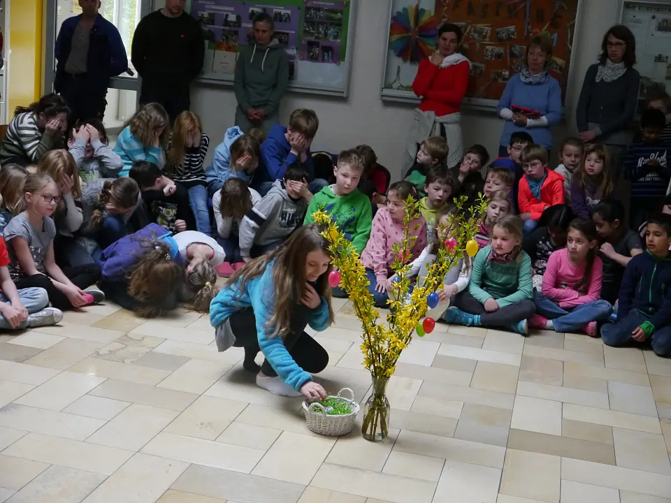 Fr&uuml;hlingssingen in der Eingangshalle