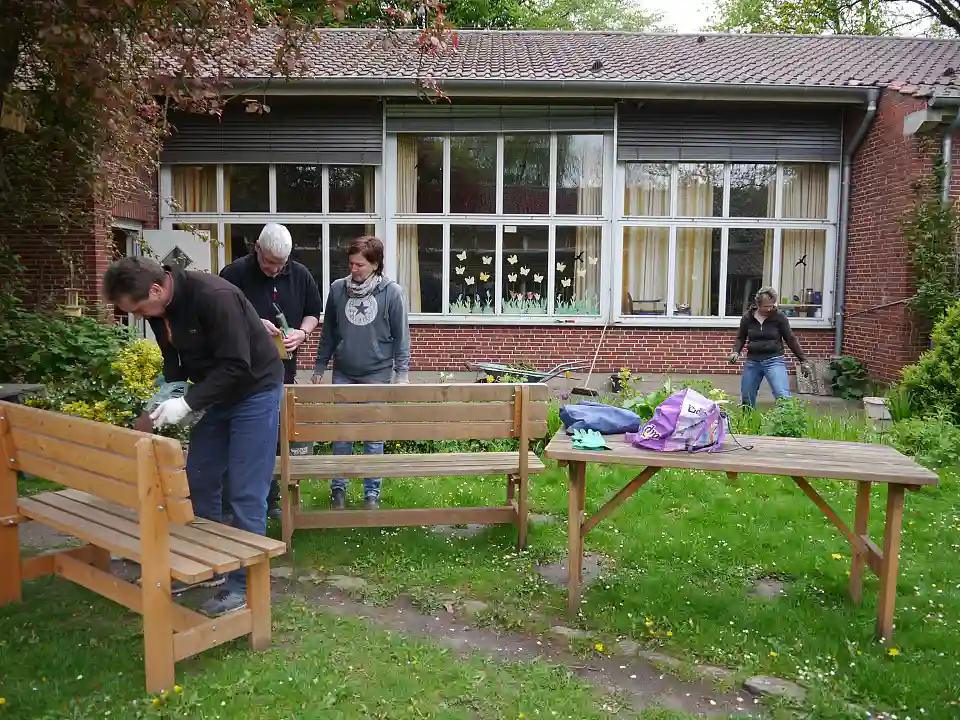 B&auml;nke wurden abgeschliffen und neu lackiert