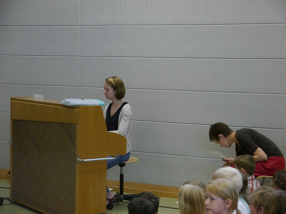 Frau Hahn begleitete alle Lieder auf dem Klavier