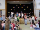 Die 4b verabschiedet sich mit einem Tanz