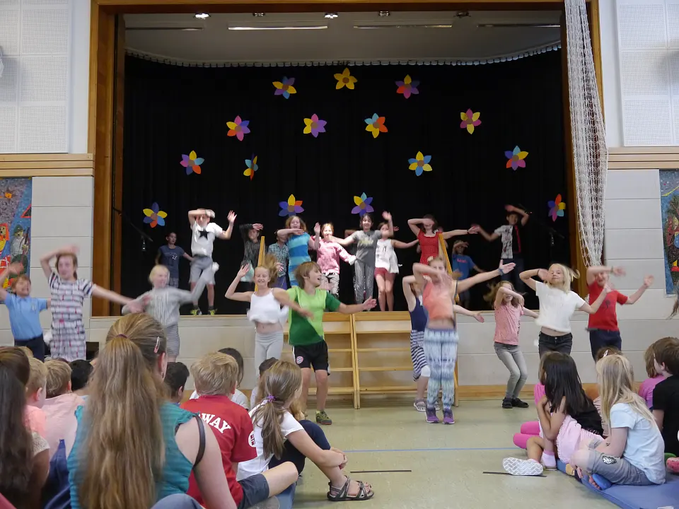 Die 4b verabschiedet sich mit einem Tanz