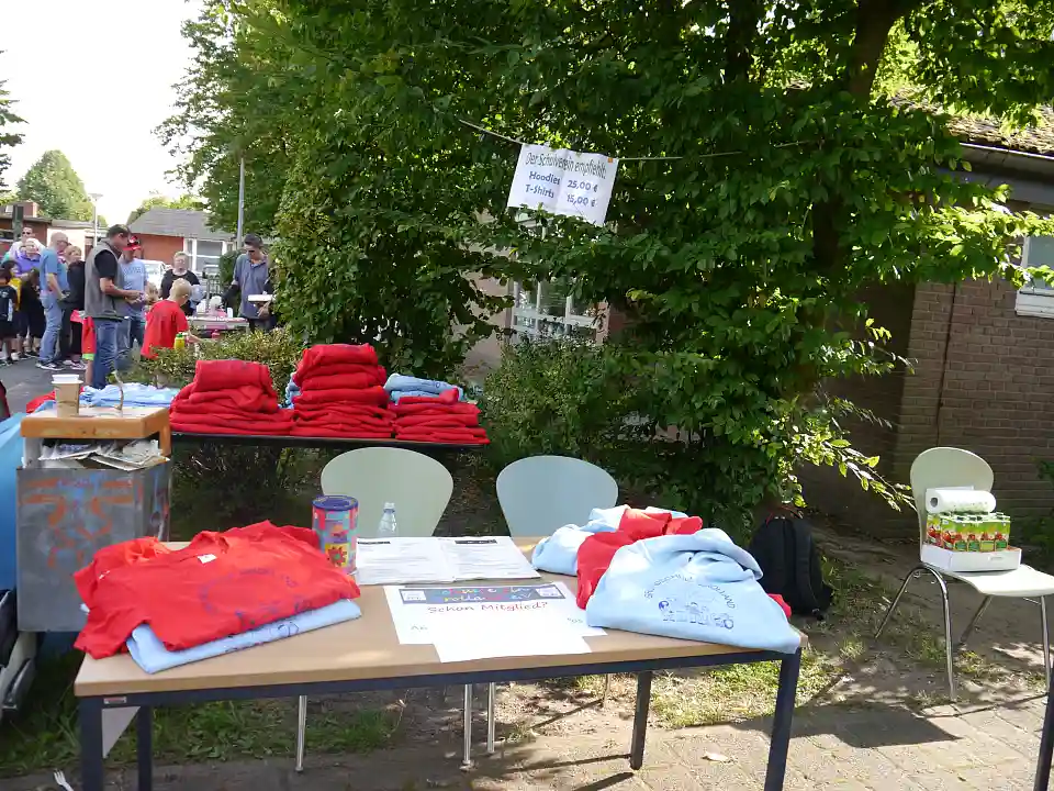 Der Schulverein hat T'shirts verkauft