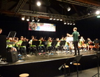 Das Orchester spielt