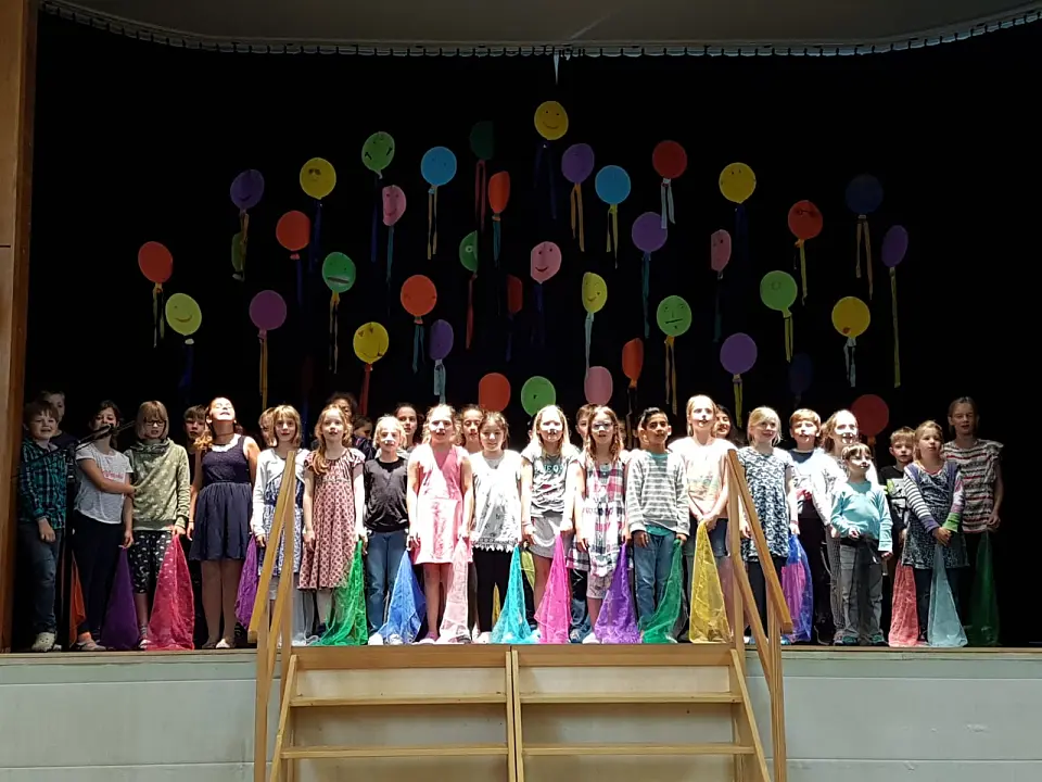 Die 3. Klassen singen ein Lied