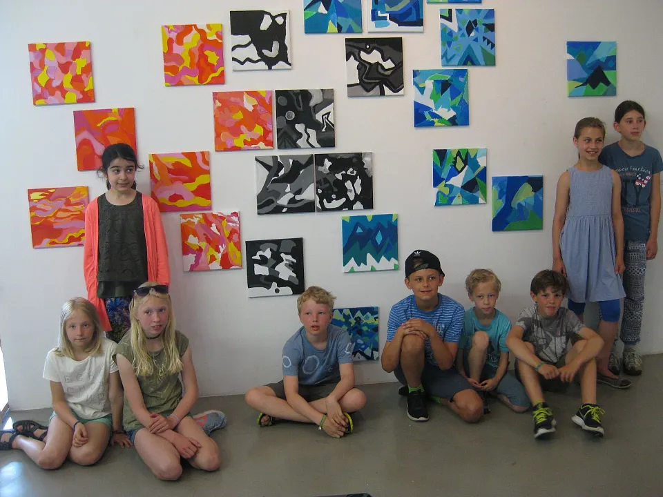 Die Sch&uuml;lerinnen und Sch&uuml;ler pr&auml;sentieren ihre Arbeiten.