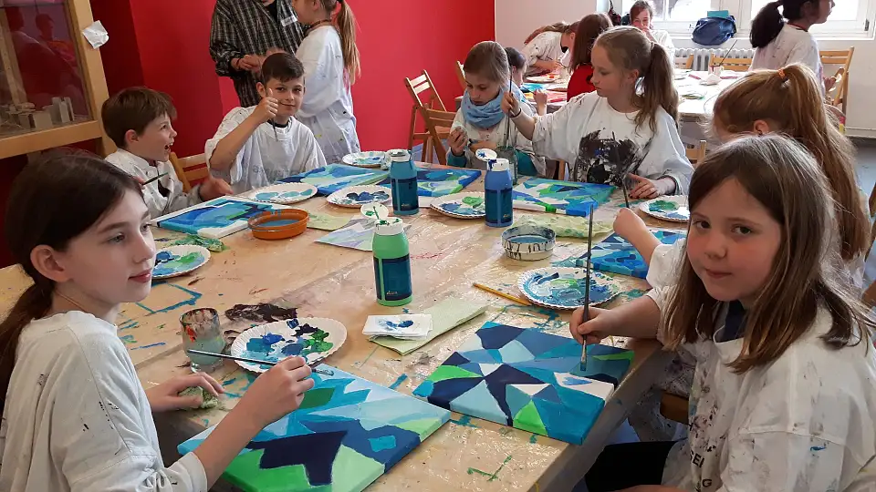 Die 4b bei der Arbeit an ihren Kunstwerken